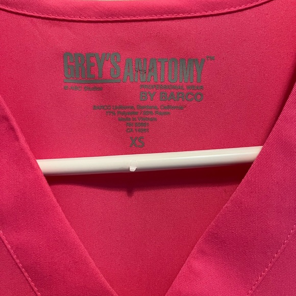 Grey’s Anatomy by Barco Pink XS Riley Mock wrap V-Neck Scrubs Top. Pockets - Picture 3 of 7